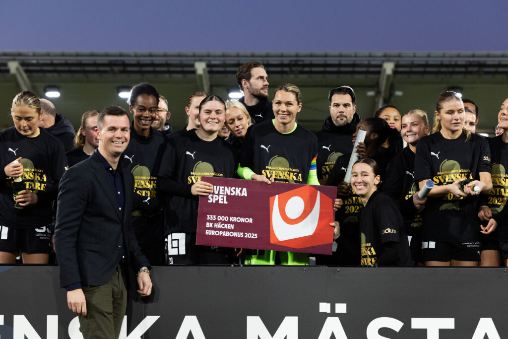 Häckens guldlag med Svenska spels kommunikationschef, Frank Hojem. FOTO: Bildbyrån